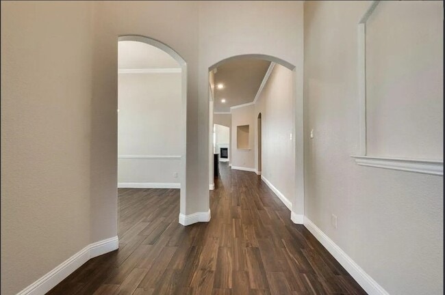 Building Photo - 2216 Grant Pk Wy