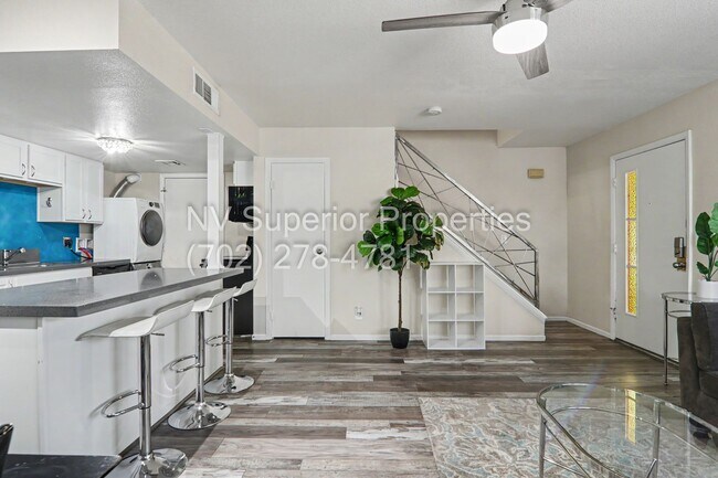 Foto del edificio - SE!! Close to UNLV!! 2 Bedroom 2 story!! 1 Car Carport!! Fully Furnished!! Community Pool!! and T...