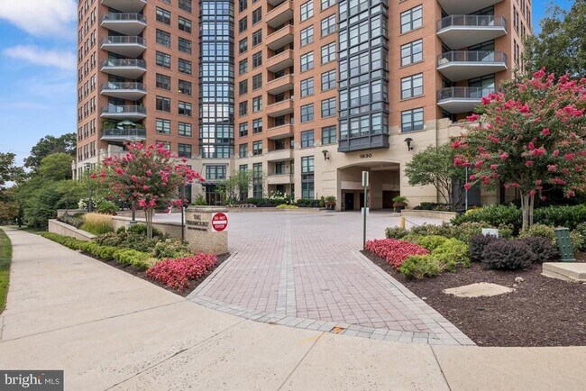 Building Photo - 1830 Fountain Dr