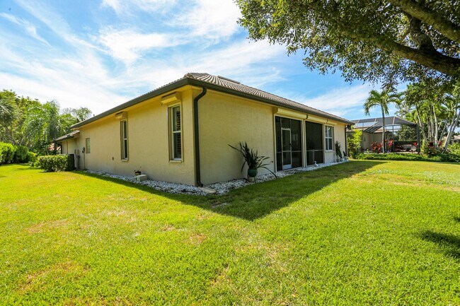 Building Photo - ***3BED+DEN/2BATH***AUTUMN WOODS***SEASONA...