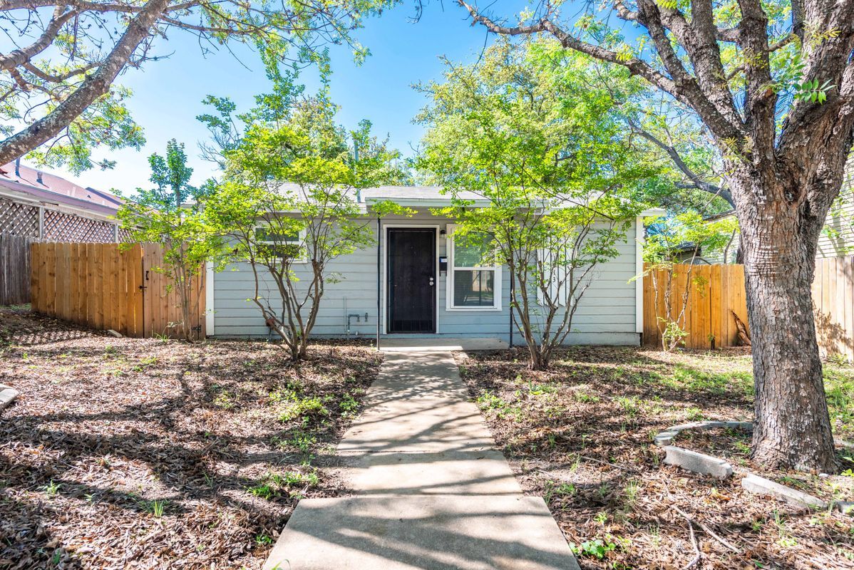 Foto principal - 1013 E 10th St