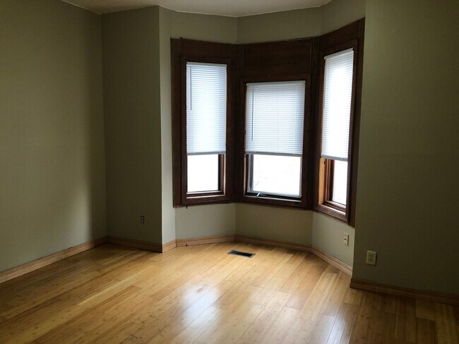 Foto del edificio - This 3 BR and 2 Bath has gorgeous views of...