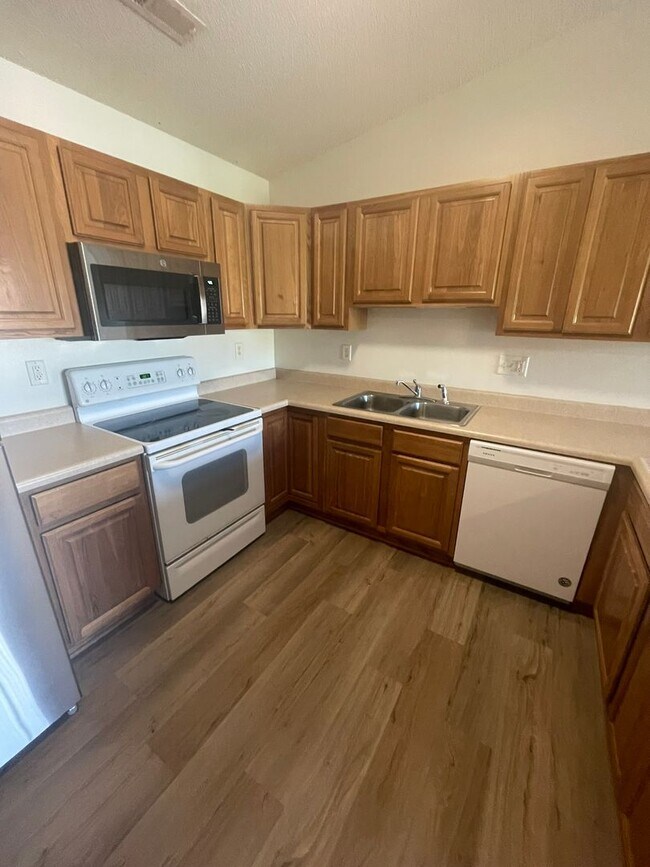 Foto del edificio - AVAILABLE July 2026!!!  2 bedroom, 1 bath condo in charming Oxford!