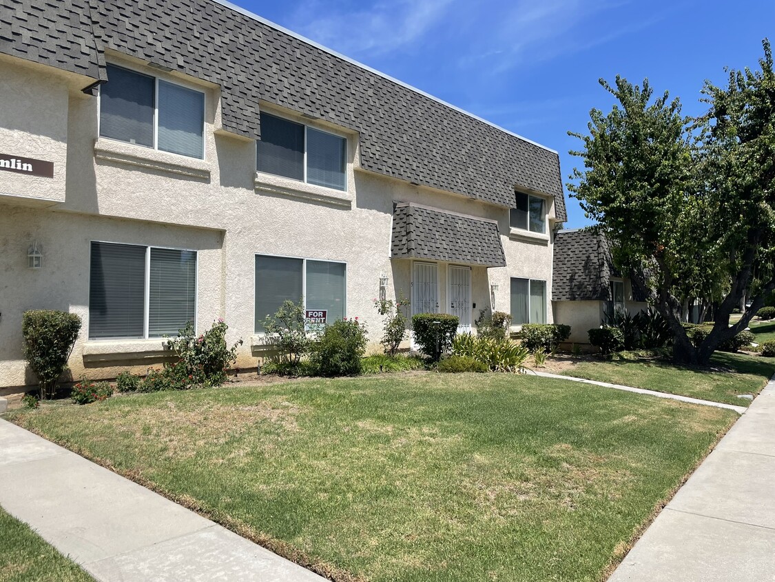 Front Townhouse - 19041 Hamlin St