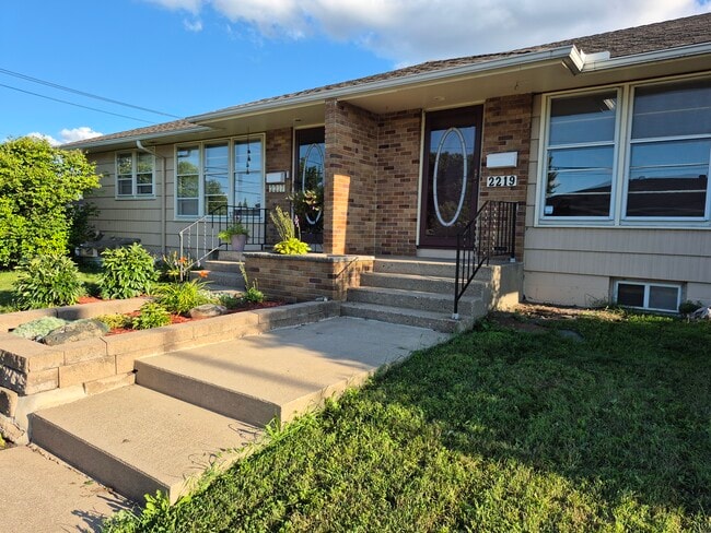 2219 W 61st Street Mpls 55419 - 2219 W 61st St