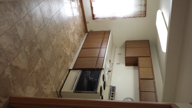 Kitchen - 906 Vine St