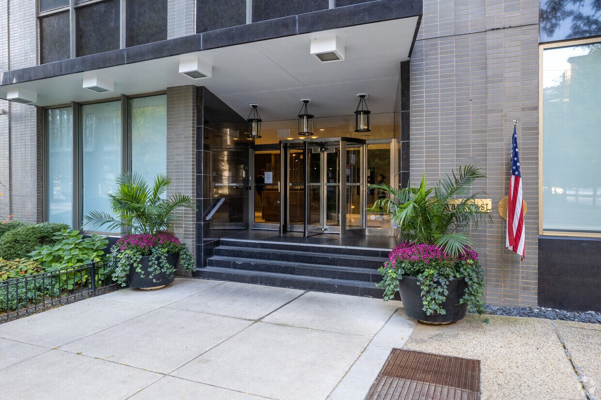Entrance - 253 E Delaware Pl