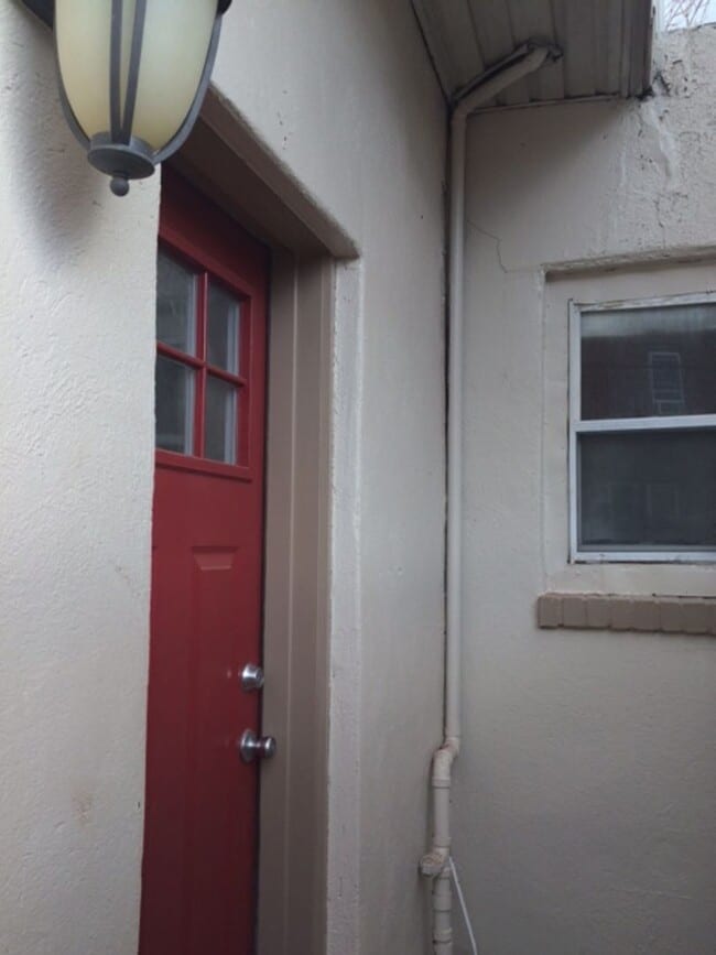 Building Photo - 1835 Moore: Newly Renovated!!!!