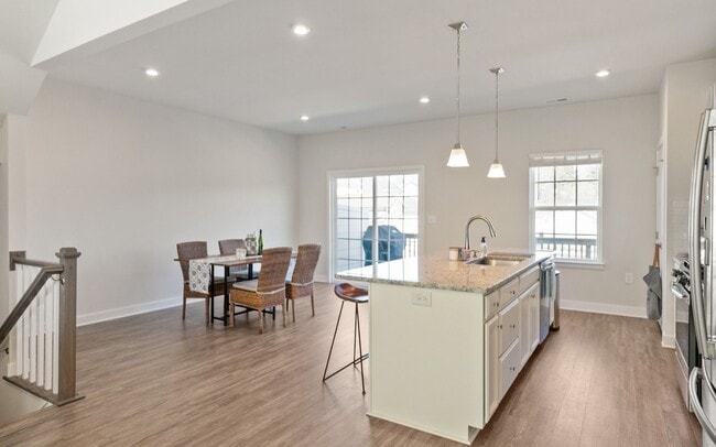 Building Photo - Available mid-July! Gorgeous townhome in 7...