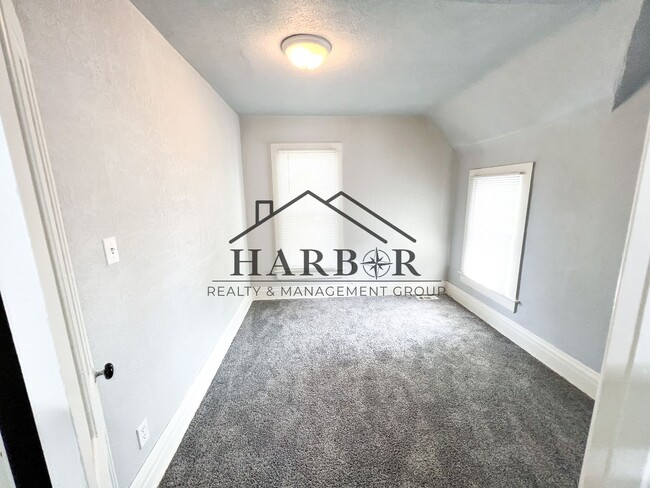 Building Photo - Large Renovated Studio! - SPECIAL! 1 Month Free