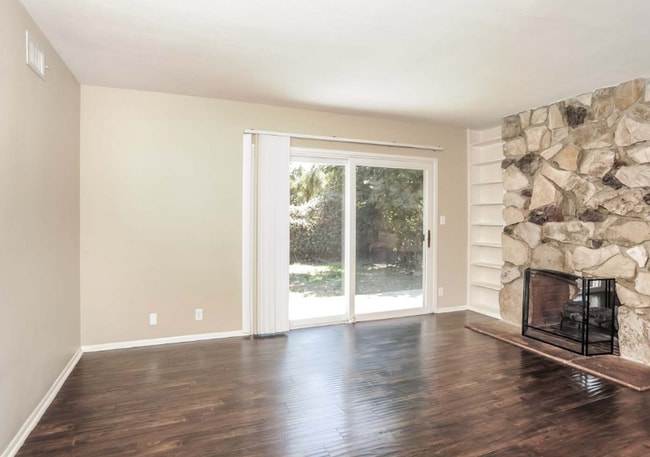 Foto del edificio - 10544 Densmore Ave
