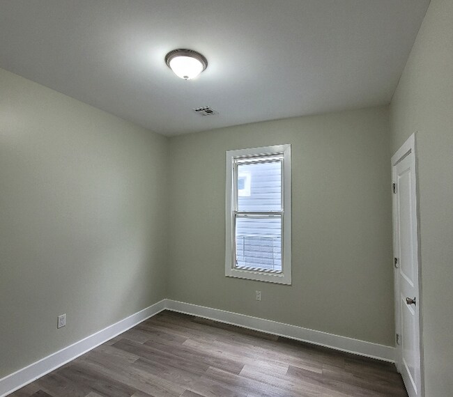 Building Photo - 327 S 19th St