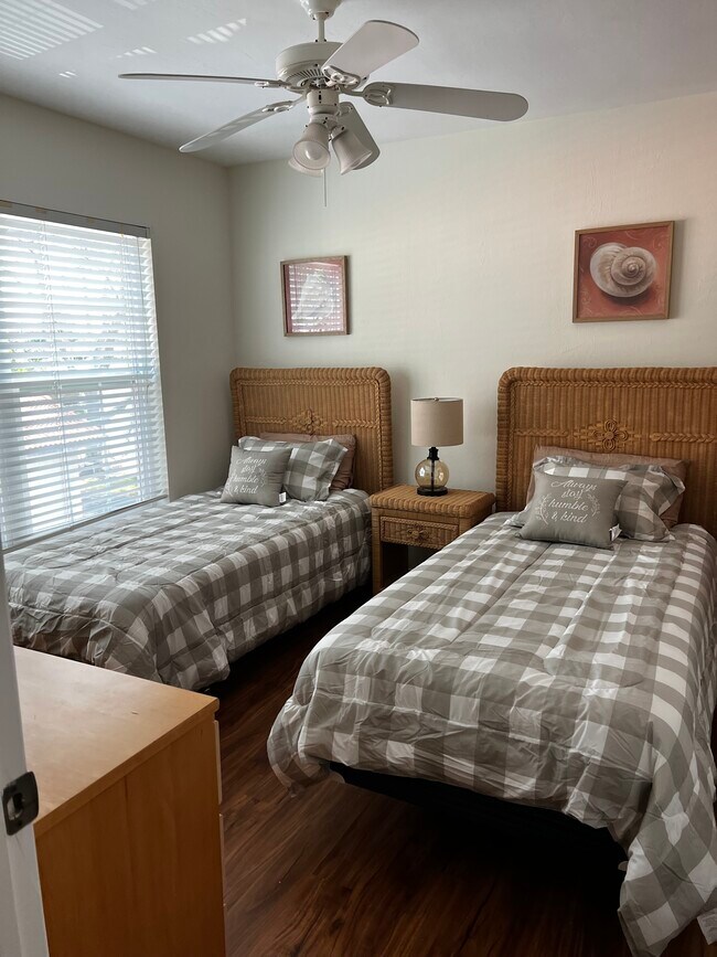 2º dormitorio con dos camas individuales - 9850 Costa Mesa Ln