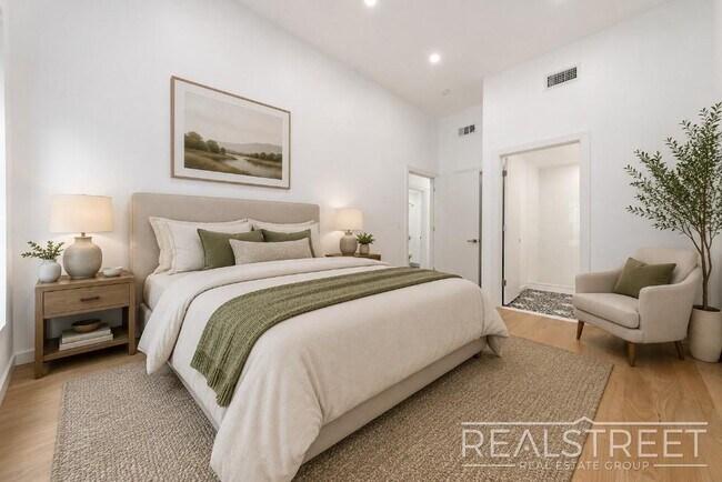 Foto del edificio - Three Bedroom Duplex w. Backyard.