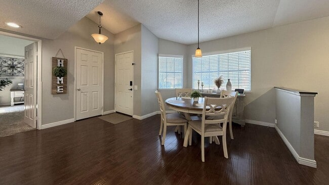 Foto del edificio - 1562 Campus Ave