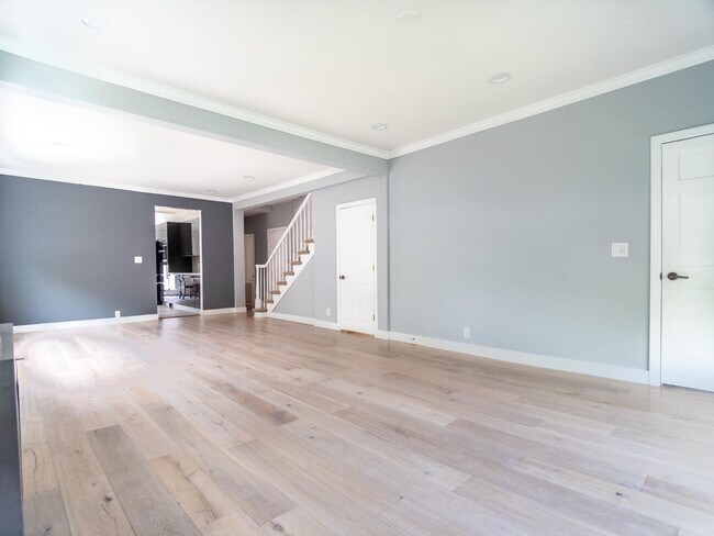 Building Photo - 1435 Edgehill Dr