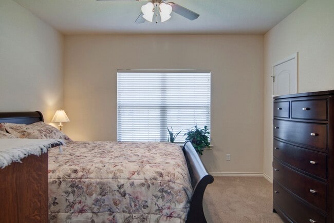 Foto del edificio - AUGUST 2026 Pre-Lease in Aggie Acres!