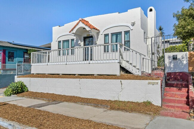Foto del edificio - Elevated Golden Hill 2BR with Southwesterly Views with A/C & Detached Garage