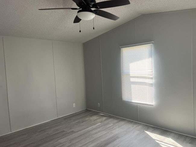 Building Photo - 834 N Main St