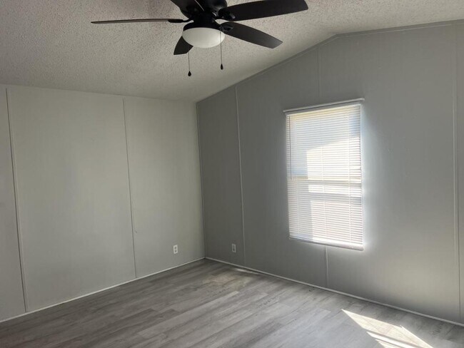 Foto del edificio - 834 N Main St