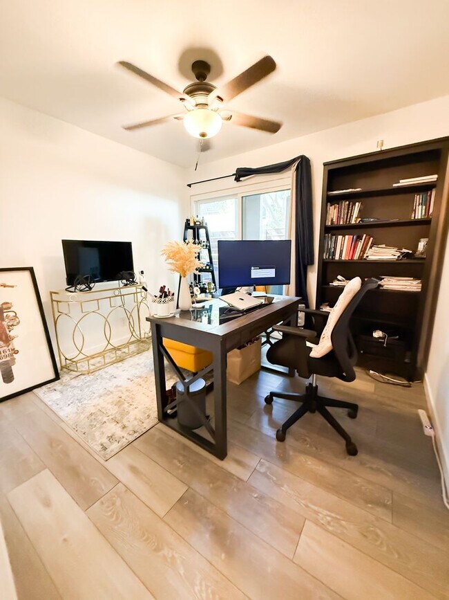 Foto del edificio - Charming Lake Forest Condo Ready for You! ...