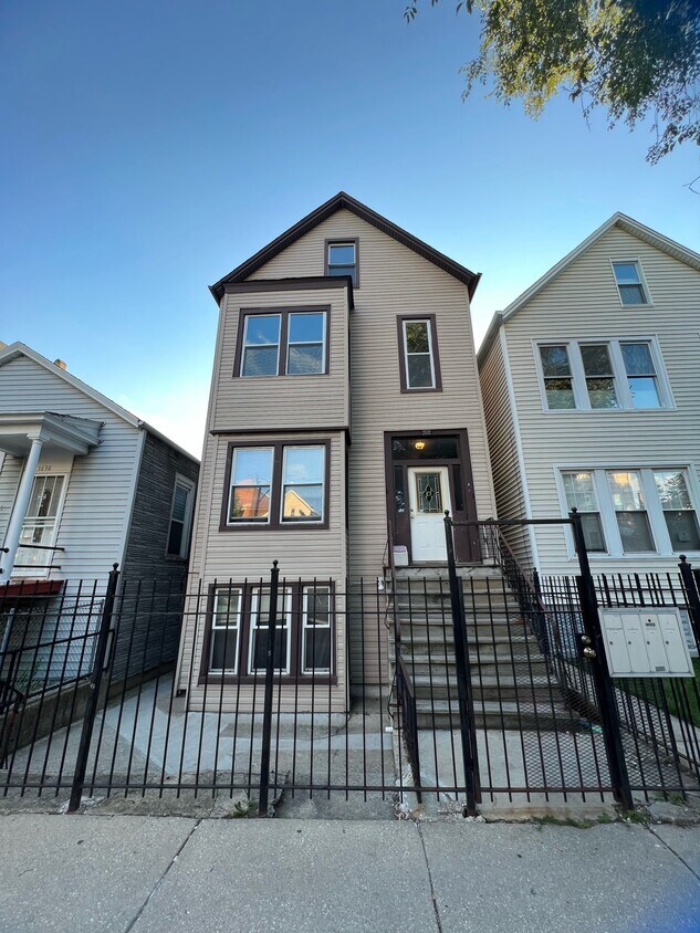 Primary Photo - 1632 N Fairfield Ave