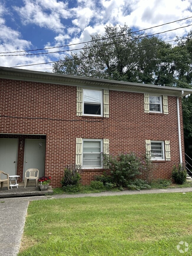 Building Photo - 104 Greenlawn Dr