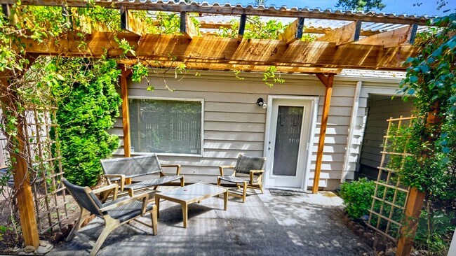 Building Photo - Stunning 3 bed/2bath remodeled home, with full ADU! Pets ok Move in Special!