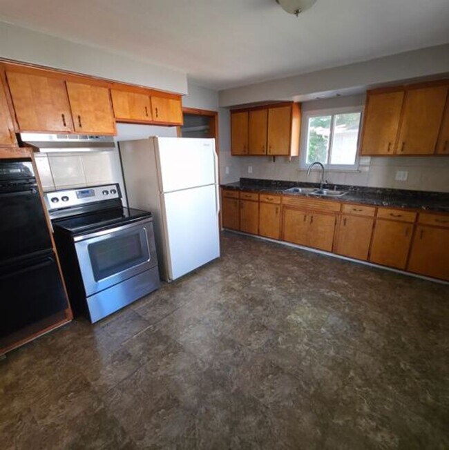Building Photo - Single Family Home 4 beds 1 bath FOR RENT!