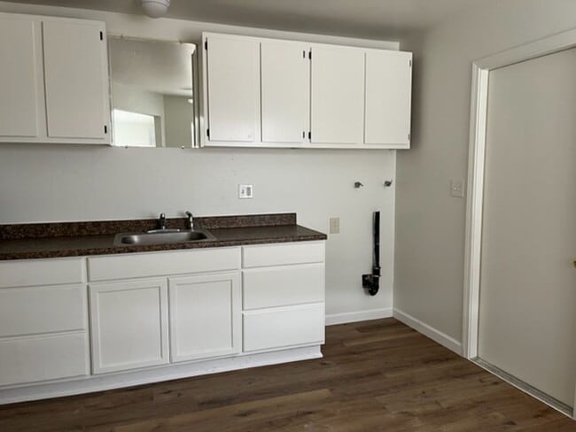Building Photo - Asp812