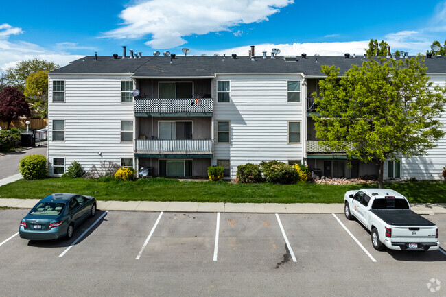 Building - Wood Crest Condominiums