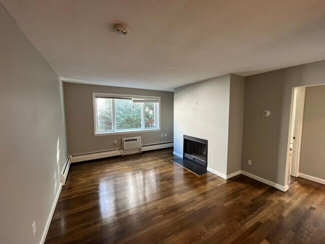 Building Photo - 40 Evergreen St
