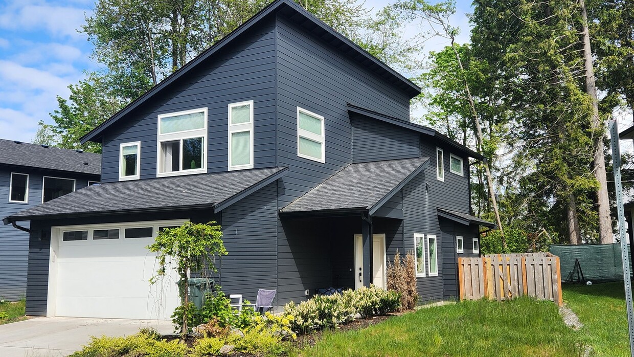 Foto principal - Newer 3 Bed 2 Bath House in Blaine--Close ...