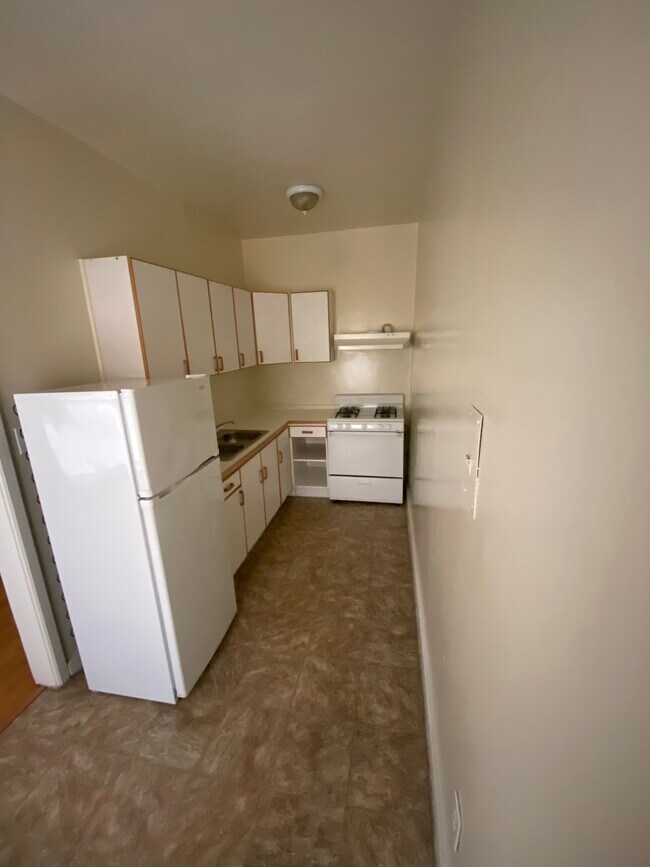 Building Photo - 636 S Cochran Ave