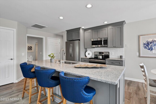 Building Photo - 3350 Club Villas Dr