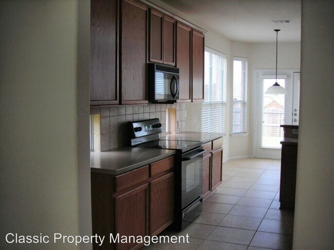 Building Photo - 621 Primavera Dr