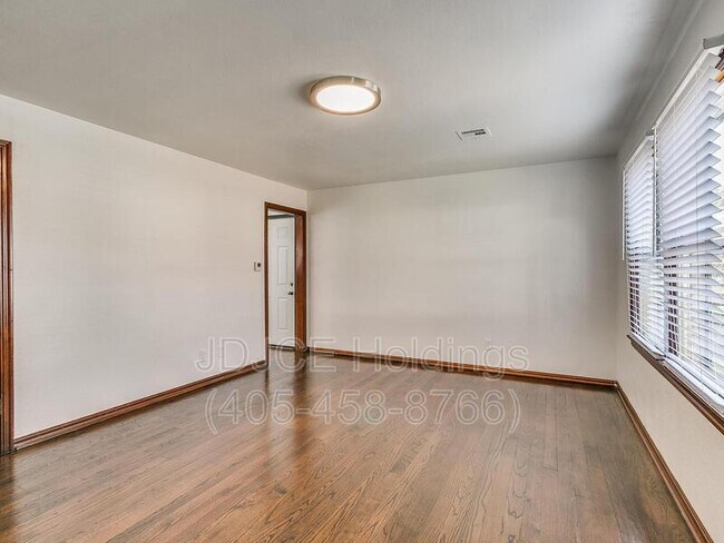 Photo - 204 E Douglas Dr House