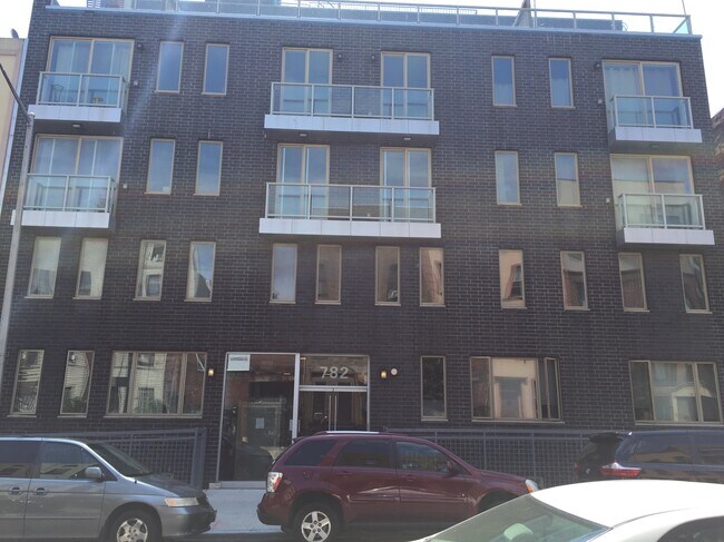 Building Photo - 782 Hart St