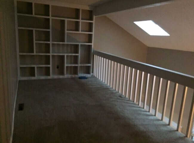 Building Photo - Stylish End-Unit Townhouse with Loft, Offi...
