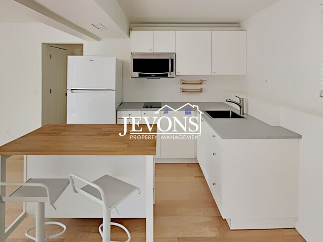 Building Photo - 6041 17th Ave SW