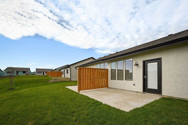 Foto del edificio - Stunning 2-bedroom, 2-bathroom Townhome In Raymore MO