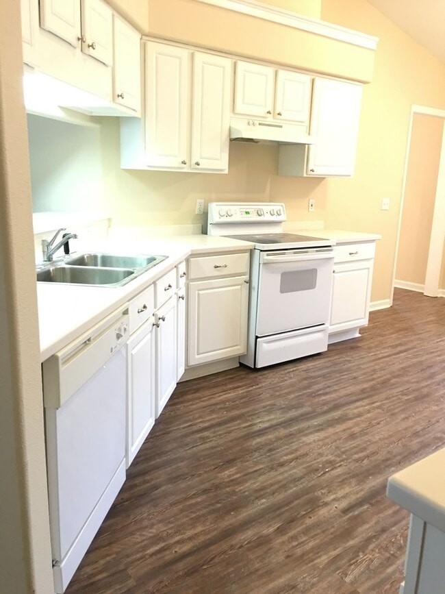 Building Photo - 5643 Sioux Dr
