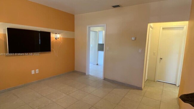 Foto del edificio - 1658 NE 182nd St
