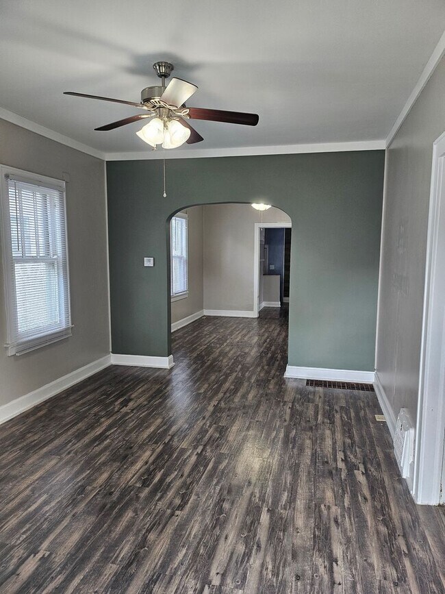 Foto del edificio - 2 bed one bath house with fenced in backyard