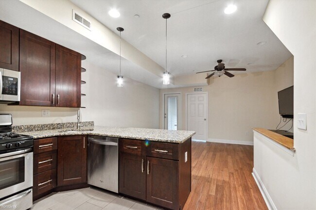 Foto del edificio - 5 br, 3 bath Duplex - 1408 WILLINGTON ST U...