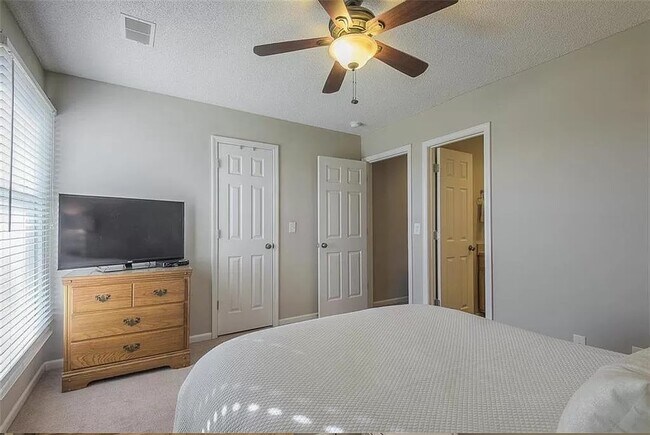 Foto del edificio - 13003 Washington Ct