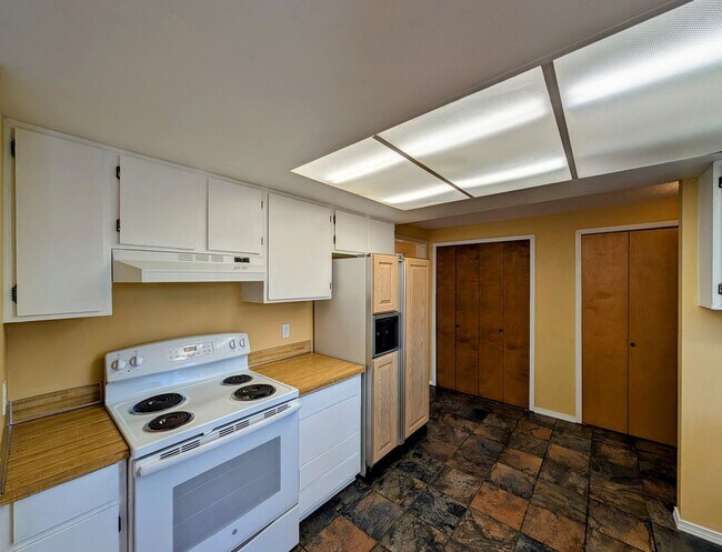 Building Photo - 3-Bedroom Home w/ 2-Car Garage & Fenced-In Backyard