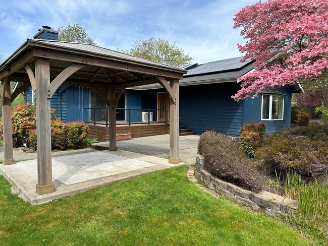 Building Photo - Large Bellevue Property with Everything.