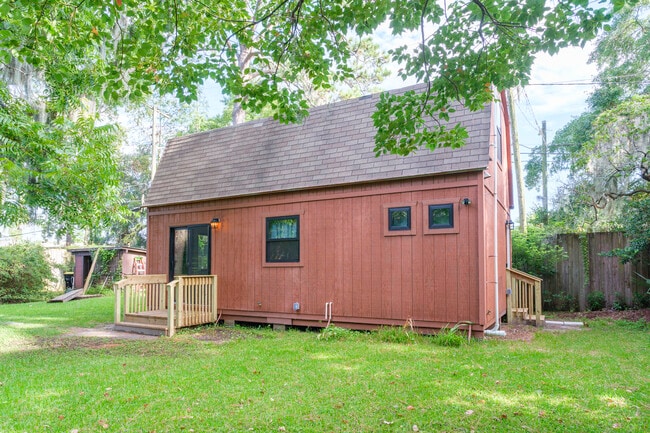 Building Photo - 10 Linden Dr