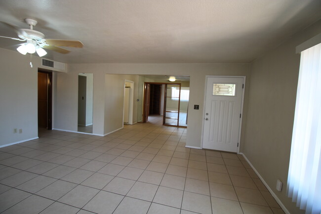 Building Photo - 735 E Granada Dr